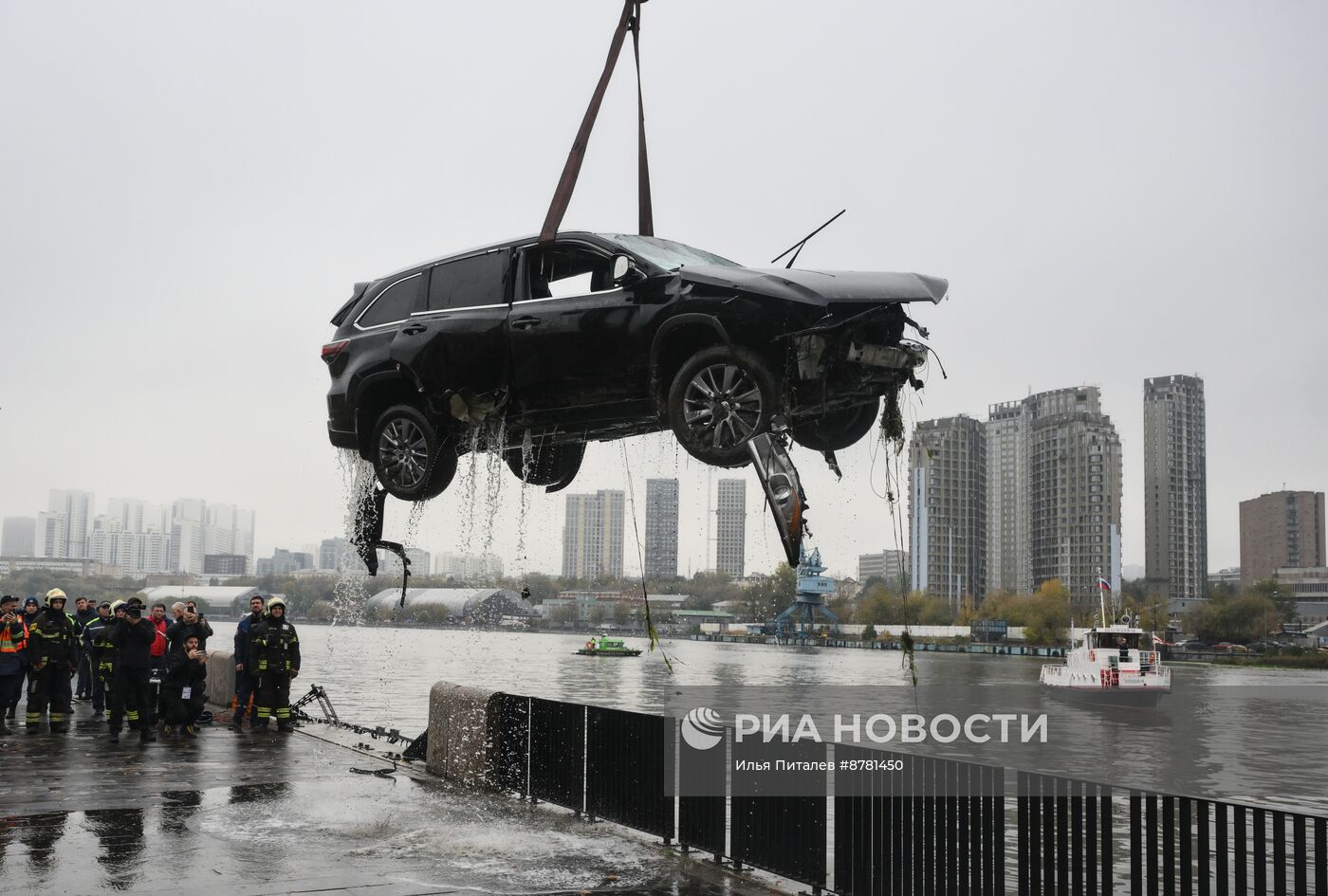 В Москве автомобиль упал в реку