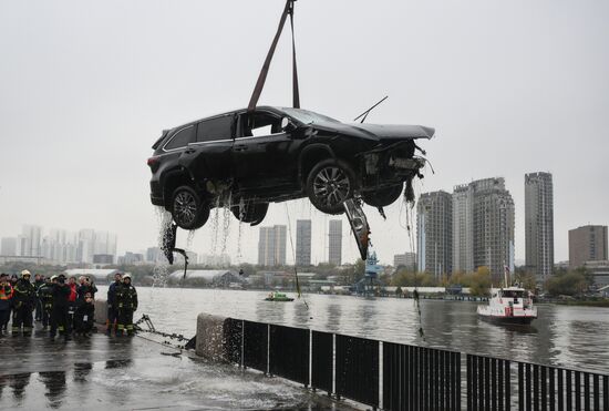 В Москве автомобиль упал в реку