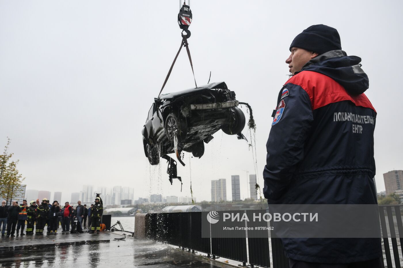 В Москве автомобиль упал в реку