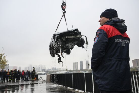 В Москве автомобиль упал в реку