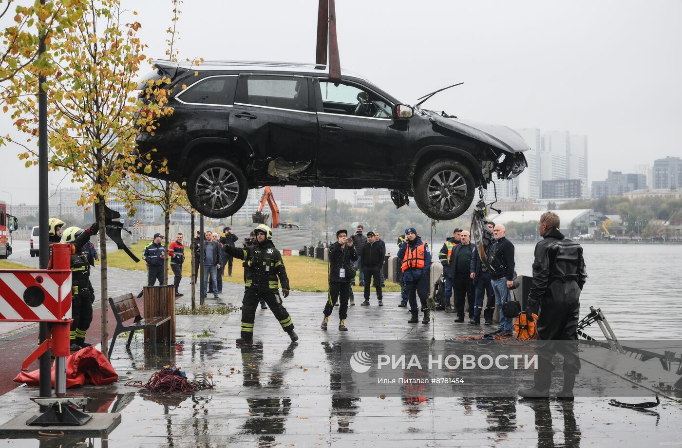 В Москве автомобиль упал в реку