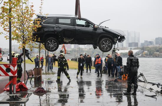 В Москве автомобиль упал в реку