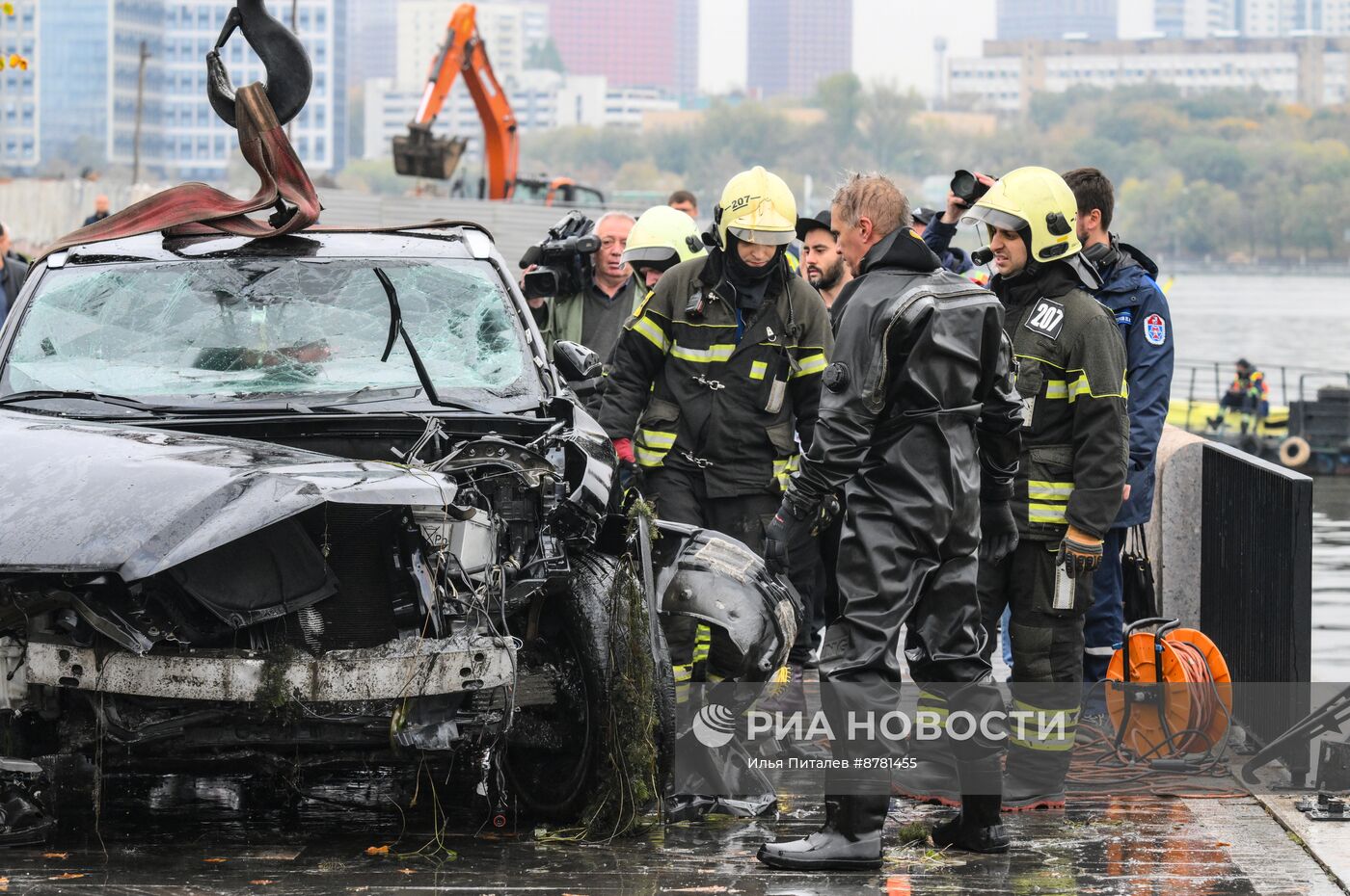 В Москве автомобиль упал в реку