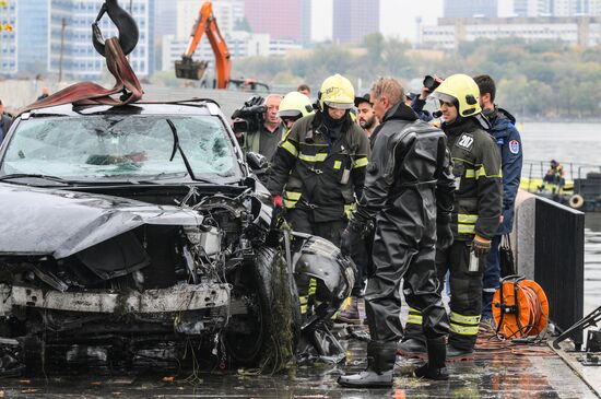 В Москве автомобиль упал в реку