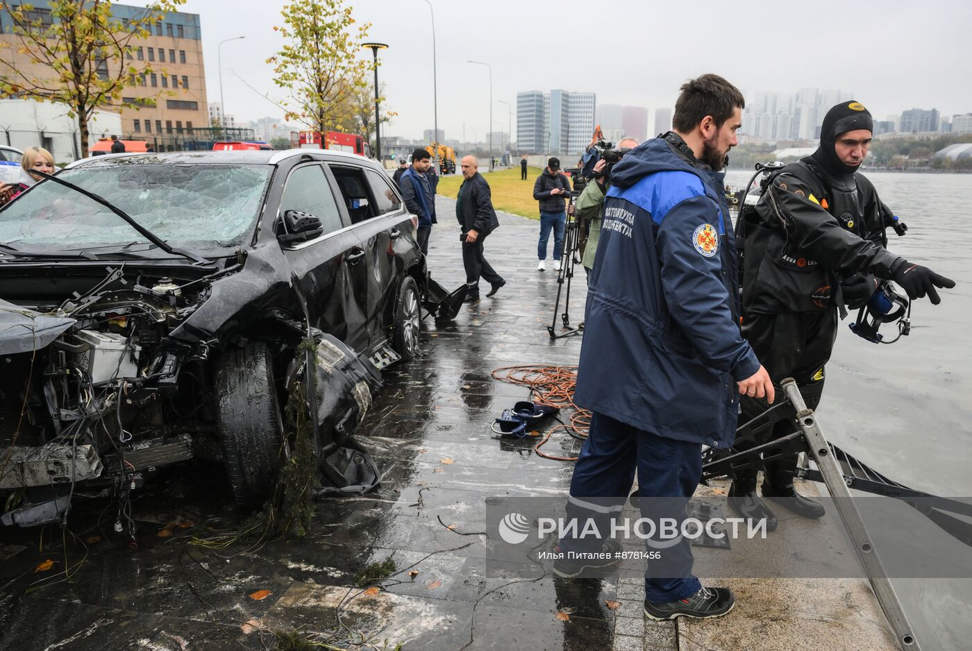 В Москве автомобиль упал в реку