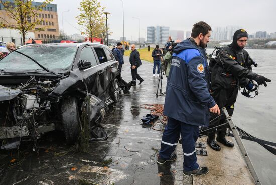 В Москве автомобиль упал в реку