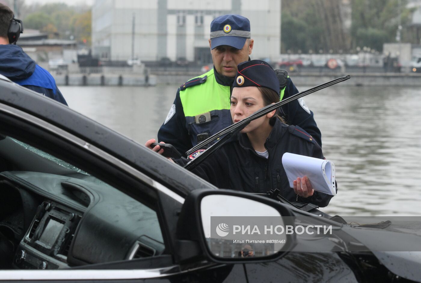 В Москве автомобиль упал в реку