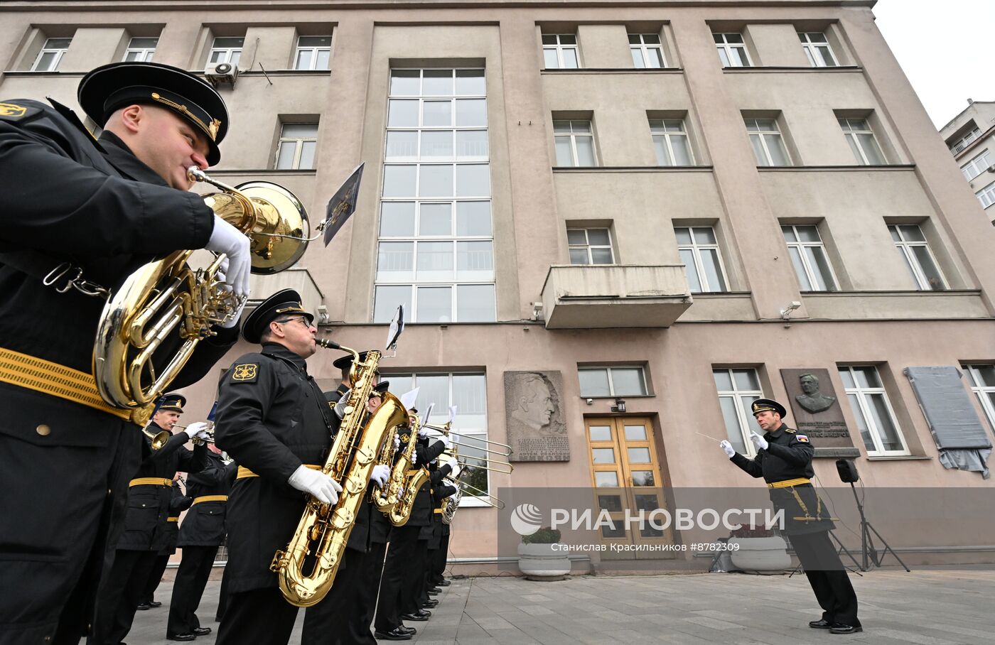 Открытие мемориальной доски Юлиану Семенову