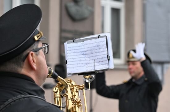 Открытие мемориальной доски Юлиану Семенову