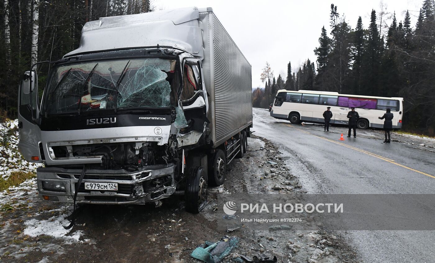 ДТП с участием автобуса и грузовика в Красноярском крае