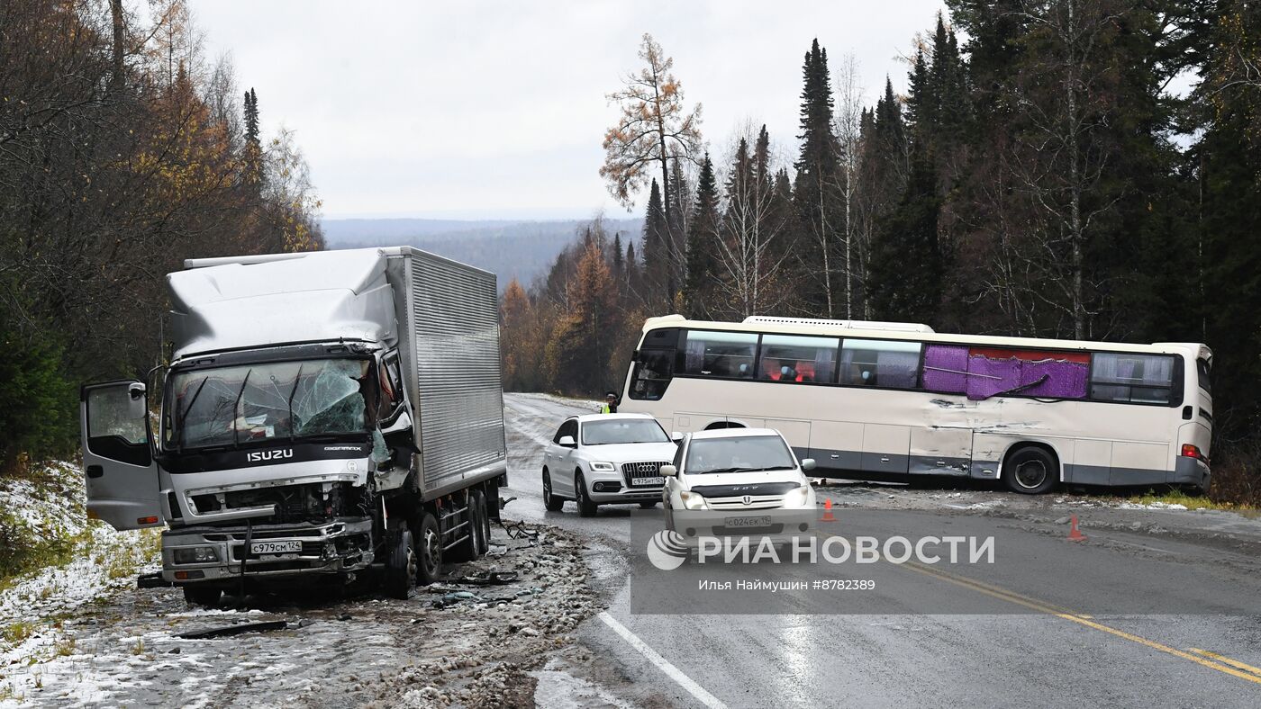 ДТП с участием автобуса и грузовика в Красноярском крае