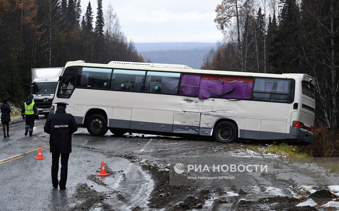 ДТП с участием автобуса и грузовика в Красноярском крае