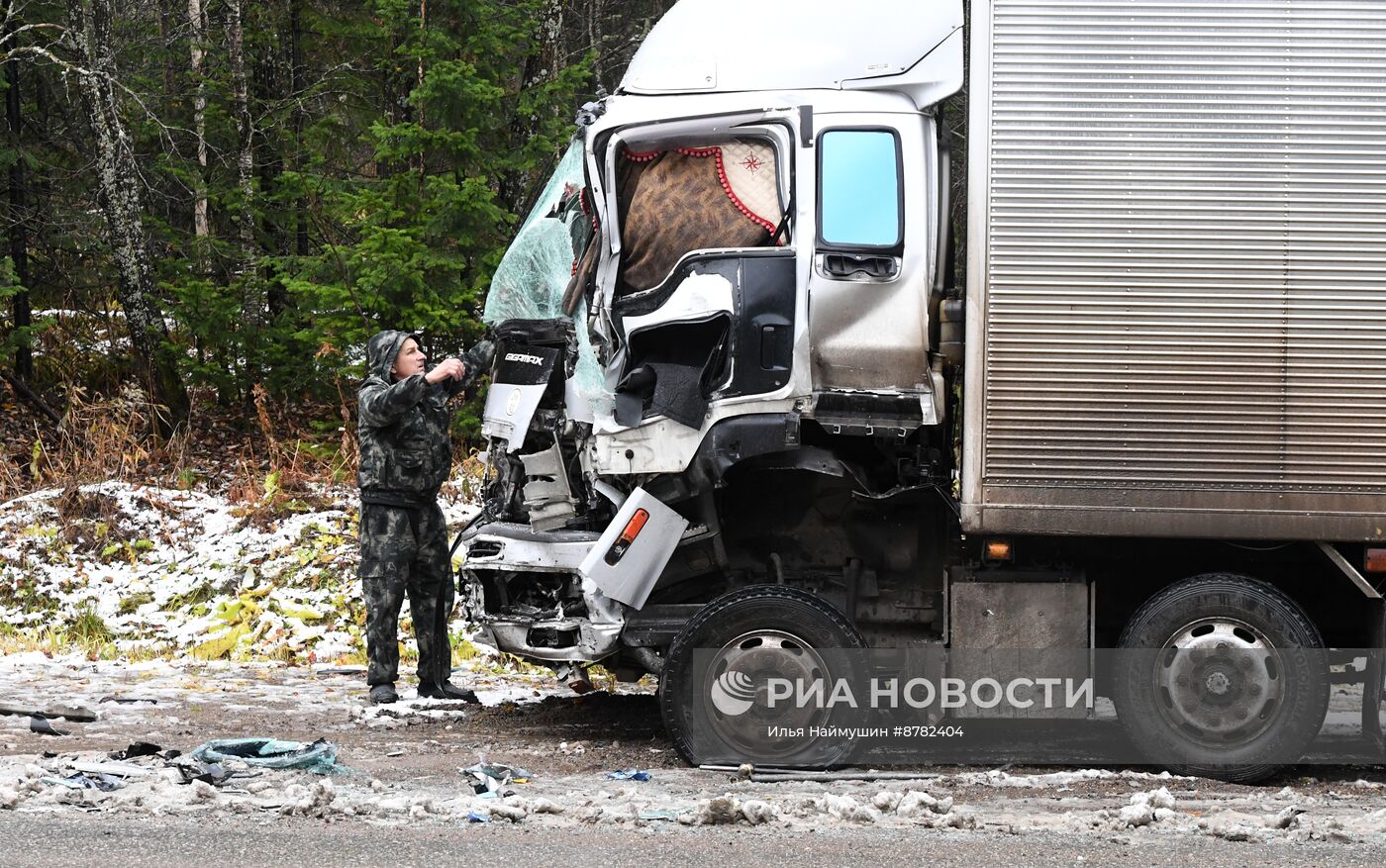 ДТП с участием автобуса и грузовика в Красноярском крае