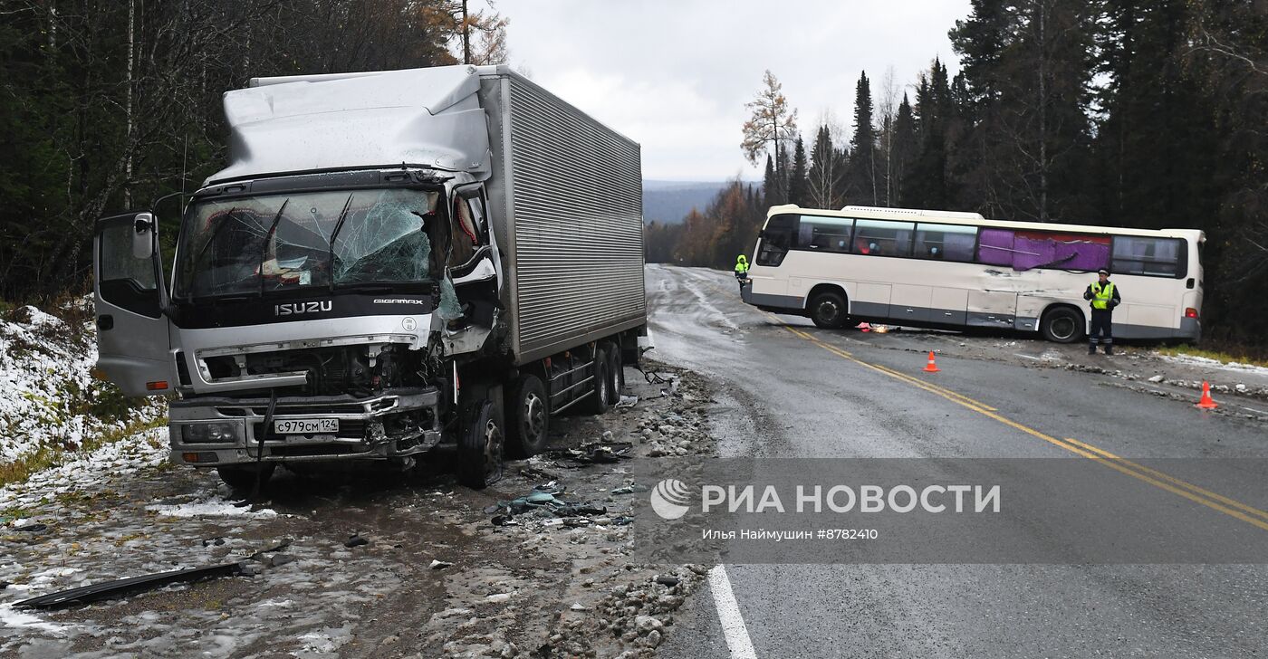 ДТП с участием автобуса и грузовика в Красноярском крае