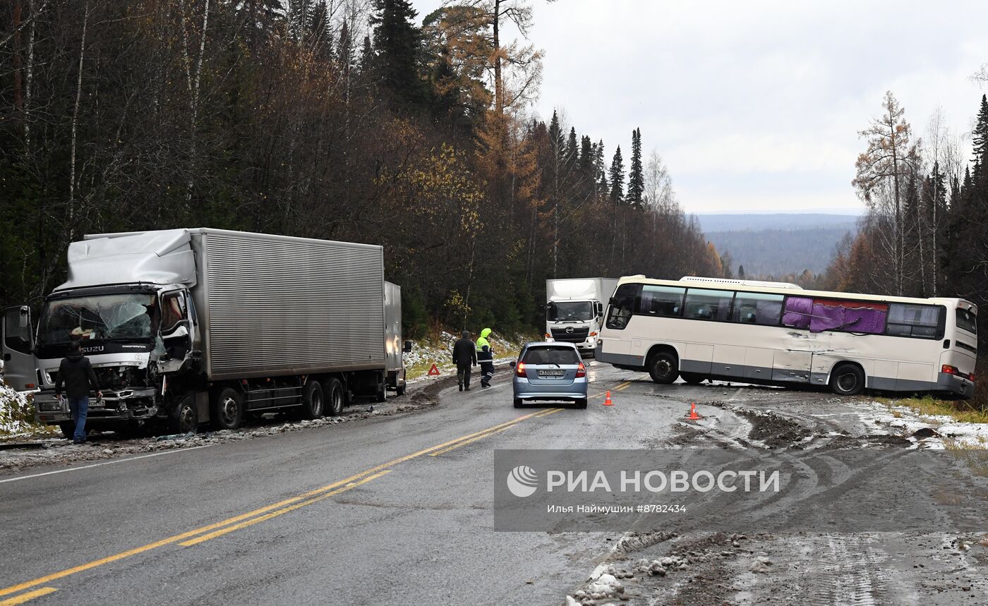 ДТП с участием автобуса и грузовика в Красноярском крае