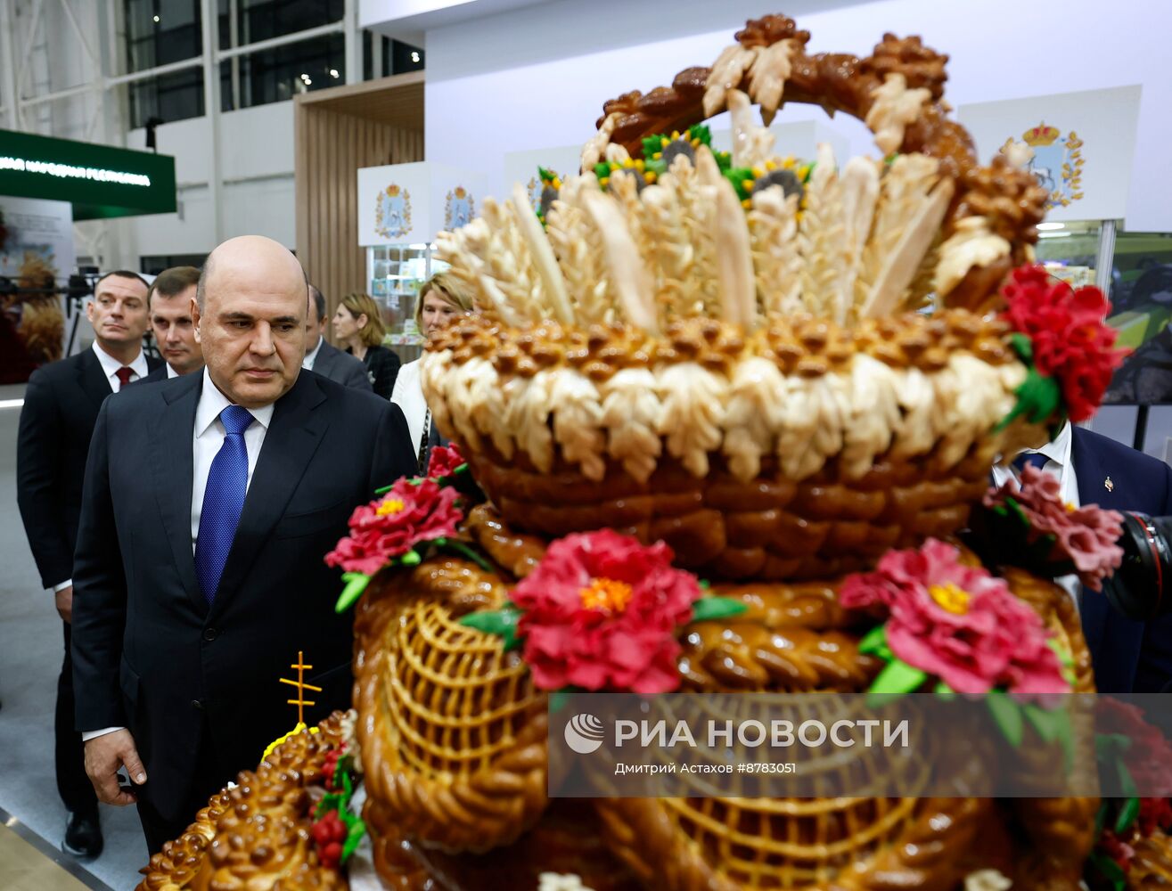 Премьер-министр Михаил Мишустин посетил выставку "Золотая осень"