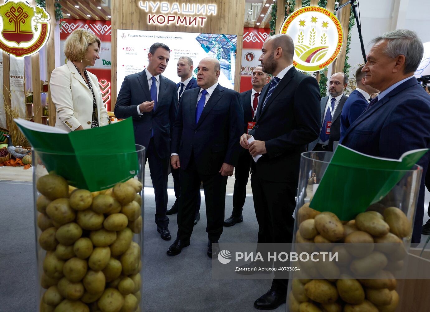 Премьер-министр Михаил Мишустин посетил выставку "Золотая осень"