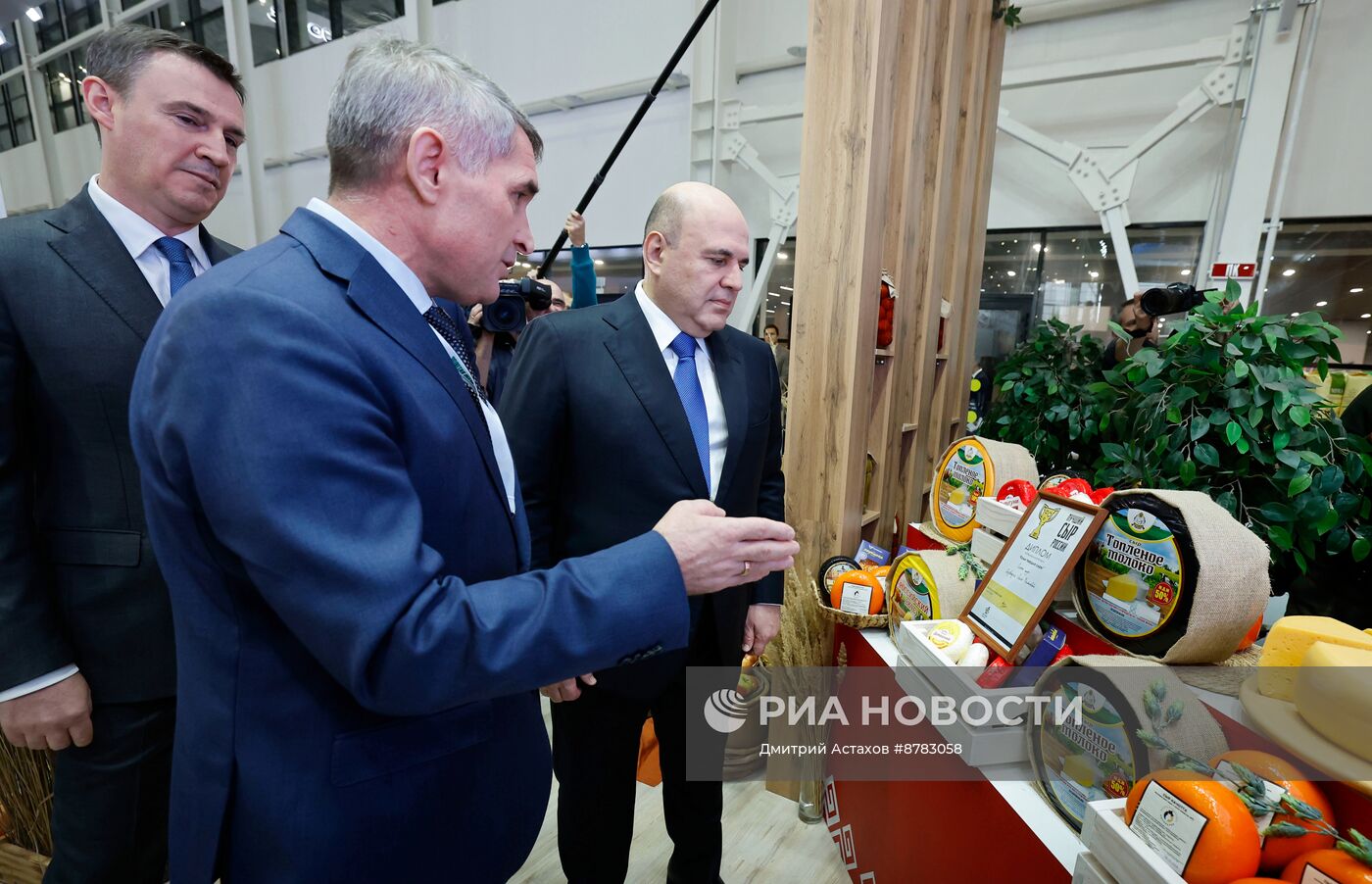 Премьер-министр Михаил Мишустин посетил выставку "Золотая осень"