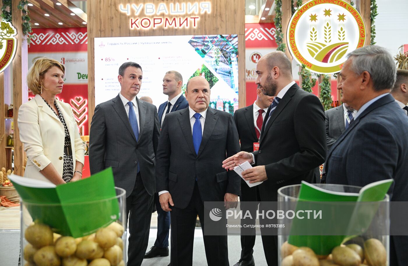 Премьер-министр Михаил Мишустин посетил выставку "Золотая осень"