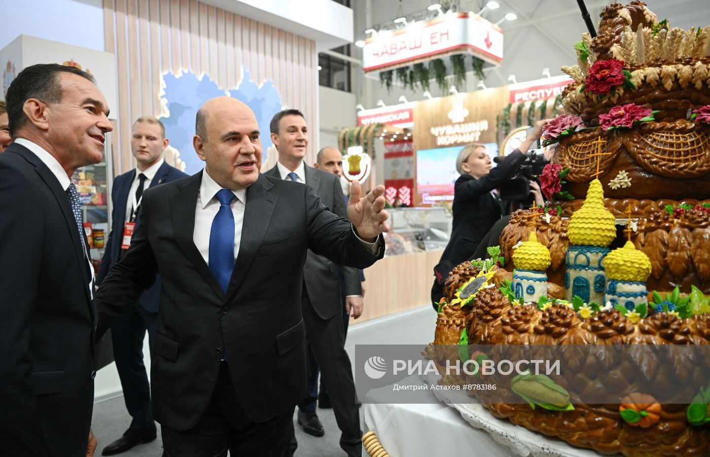 Премьер-министр Михаил Мишустин посетил выставку "Золотая осень"