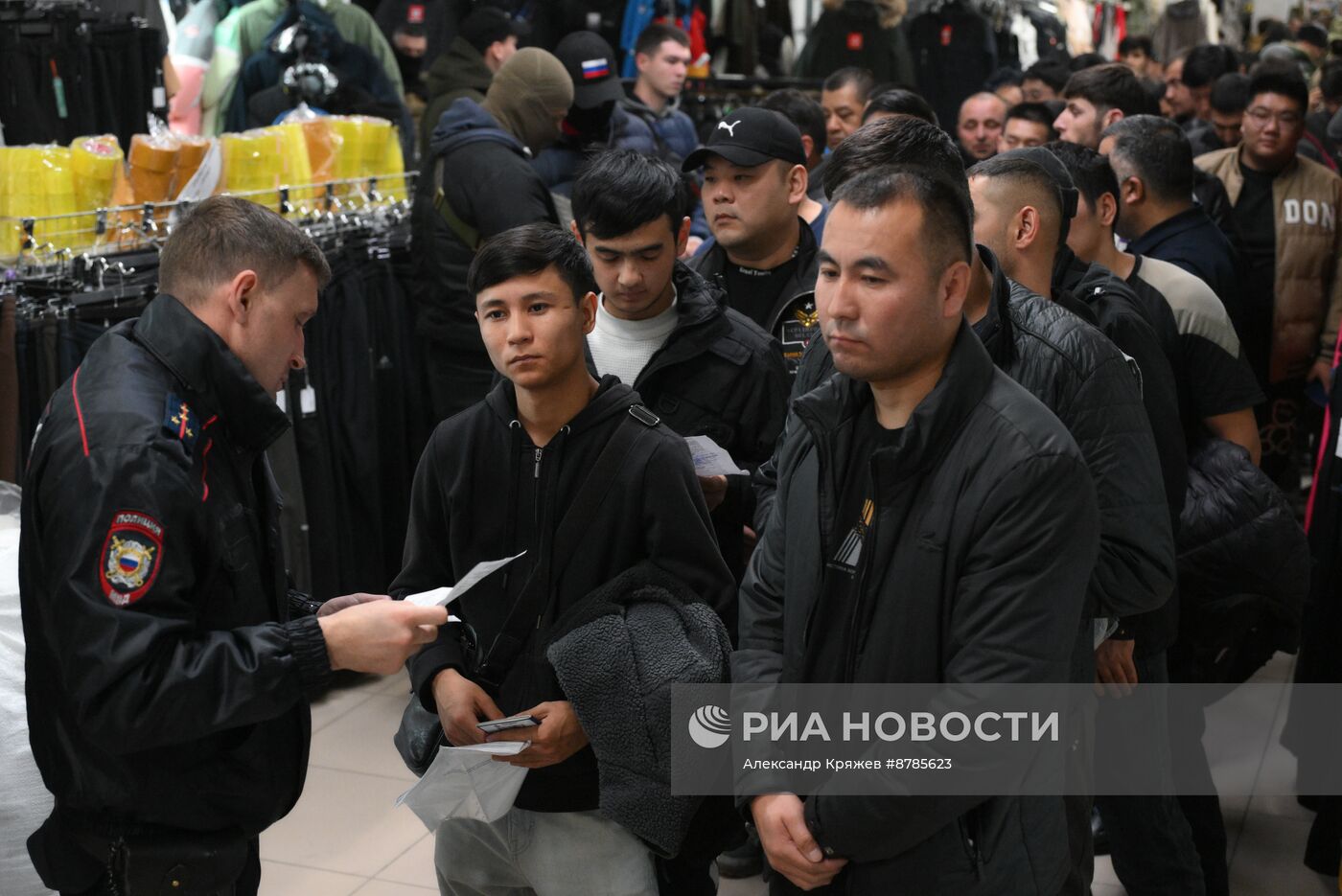 Рейд по выявлению нелегальных мигрантов в Новосибирске