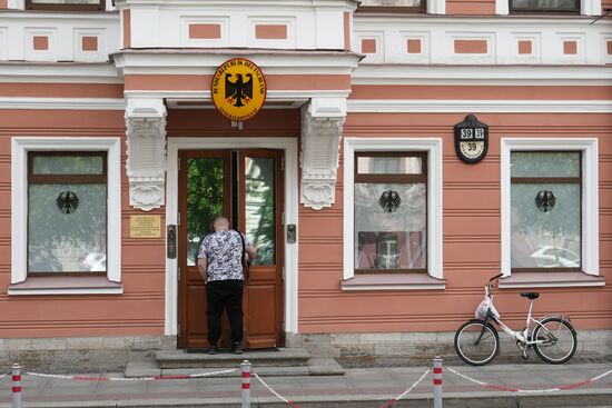 Прекращение работы визовых отделов генконсульств ФРГ в России | РИА ...