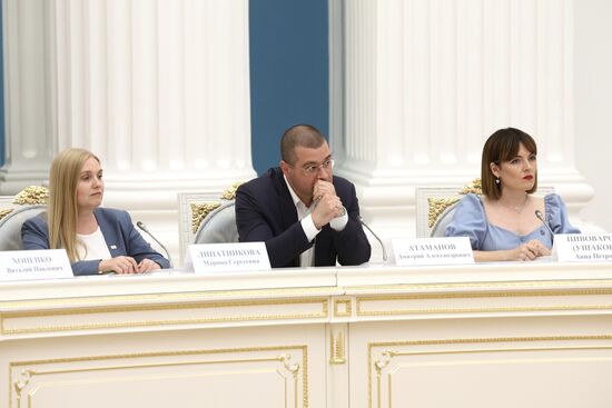 Президент РФ В. Путин провел заседание Наблюдательного совета АНО ...