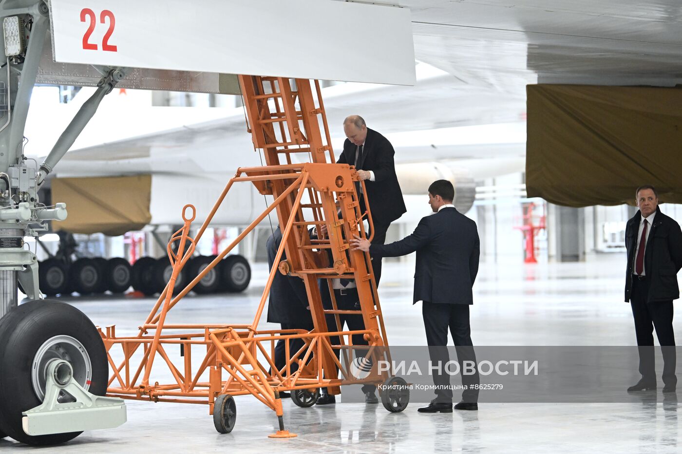 Президент РФ В. Путин посетил Казанский авиационный завод имени С. П ...