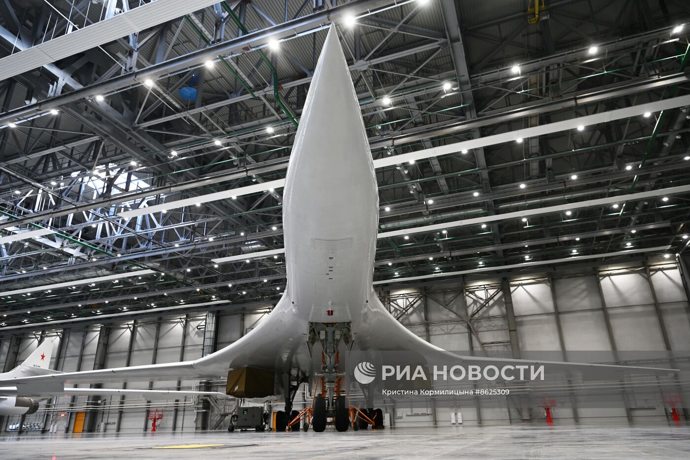 Президент РФ В. Путин посетил Казанский авиационный завод имени С. П ...