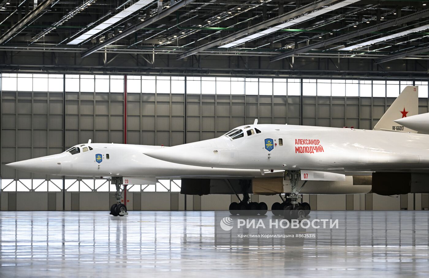 Президент РФ В. Путин посетил Казанский авиационный завод имени С. П ...