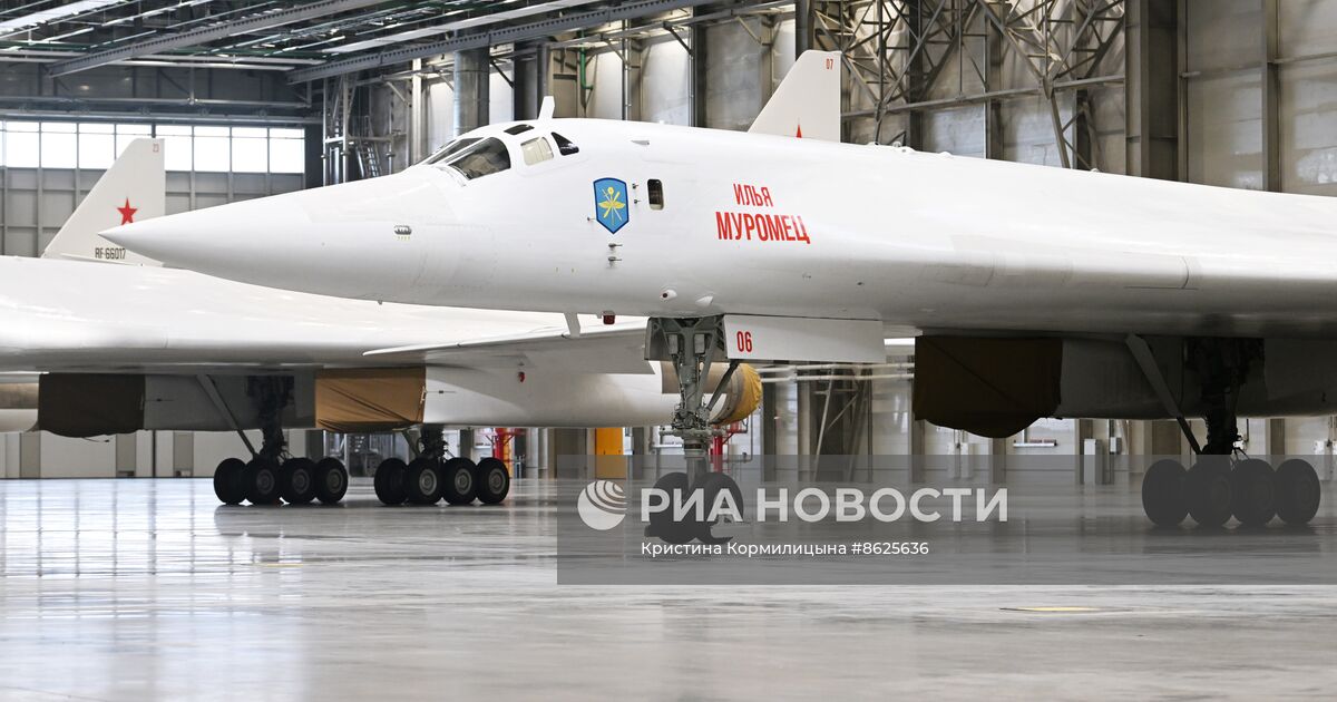 Президент РФ В. Путин посетил Казанский авиационный завод имени С. П ...