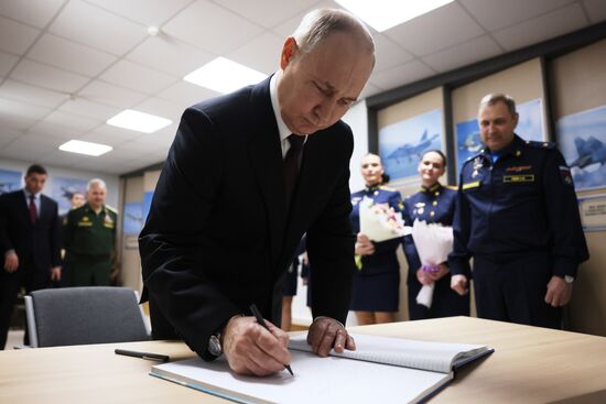 Президент РФ В. Путин посетил военное авиационное училище в Краснодаре ...