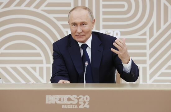 Президент Владимир Путин провел встречу с представителями ведущих СМИ стран БРИКС