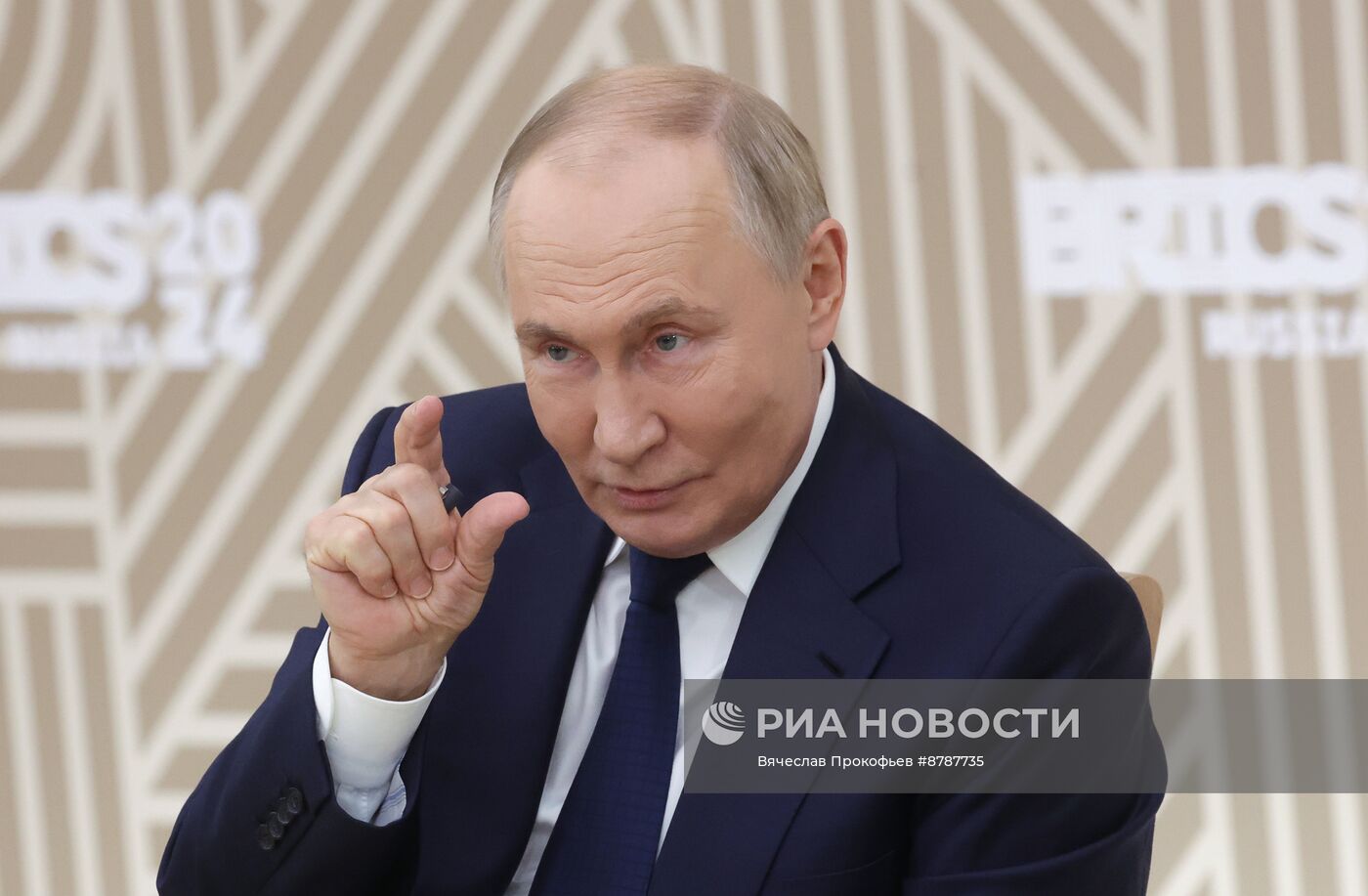 Президент Владимир Путин провел встречу с представителями ведущих СМИ стран БРИКС