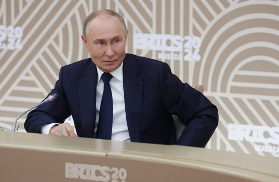 Президент Владимир Путин провел встречу с представителями ведущих СМИ стран БРИКС