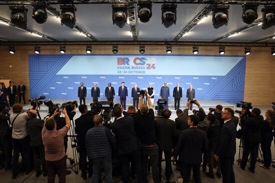 23 октября 2024. Президент РФ Владимир Путин на церемонии совместного фотографирования глав делегаций стран БРИКС в рамках XVI саммита БРИКС в Казани. Слева направо: премьер-министр Эфиопии Абий Ахмед Али, президент Египта Абдель Фаттах ас-Сиси, президент ЮАР Сирил Рамафоза и председатель КНР Си Цзиньпин , справа налево: министр иностранных дел Бразилии Мауро Виейра, президент Ирана Масуд Пезешкиан, президент Объединенных Арабских Эмиратов (ОАЭ) Мухаммед Бен Заид Аль Нахайян и премьер-министр Индии Нарендра Моди. Место: Россия, Республика Татарстан, Казань. Автор: Александр Казаков/РИА Новости. XVI саммит БРИКС. Совместное фотографирование глав делегаций стран БРИКС