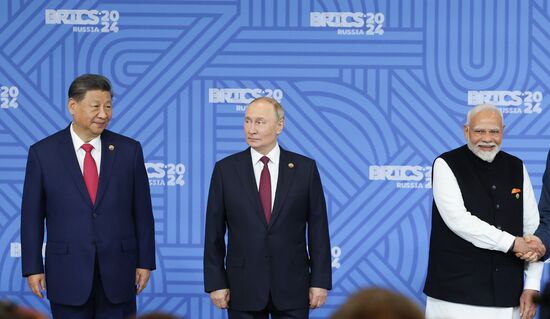 23 октября 2024. Президент РФ Владимир Путин, председатель КНР Си Цзиньпин (слева) и премьер-министр Индии Нарендра Моди (справа) на церемонии совместного фотографирования глав делегаций стран БРИКС в рамках XVI саммита БРИКС в Казани. Место: Россия, Республика Татарстан, Казань. Автор: Александр Казаков/РИА Новости. XVI саммит БРИКС. Совместное фотографирование глав делегаций стран БРИКС