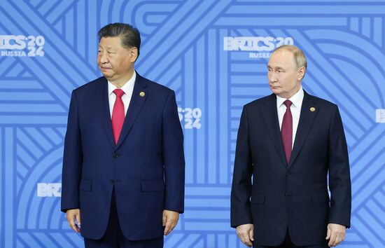 23 октября 2024. Президент РФ Владимир Путин и председатель КНР Си Цзиньпин (слева) на церемонии совместного фотографирования глав делегаций стран БРИКС в рамках XVI саммита БРИКС в Казани. Место: Россия, Республика Татарстан, Казань. Автор: Александр Казаков/РИА Новости. XVI саммит БРИКС. Совместное фотографирование глав делегаций стран БРИКС