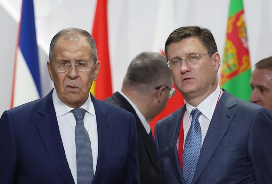 23 октября 2024. Министр иностранных дел РФ Сергей Лавров (слева) и заместитель председателя правительства РФ Александр Новак на заседании глав делегаций стран БРИКС в расширенном составе в рамках XVI саммита БРИКС в Казани. Место: Россия, Республика Татарстан, Казань. Автор: Александр Казаков/РИА Новости. XVI саммит БРИКС. Заседание глав делегаций стран БРИКС в расширенном составе