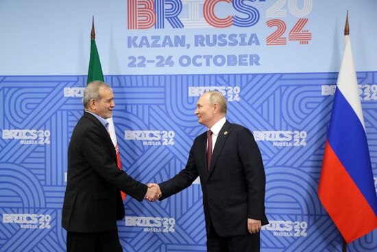 XVI саммит БРИКС. Встреча президента РФ В. Путина с президентом Ирана М. Пезешкианом