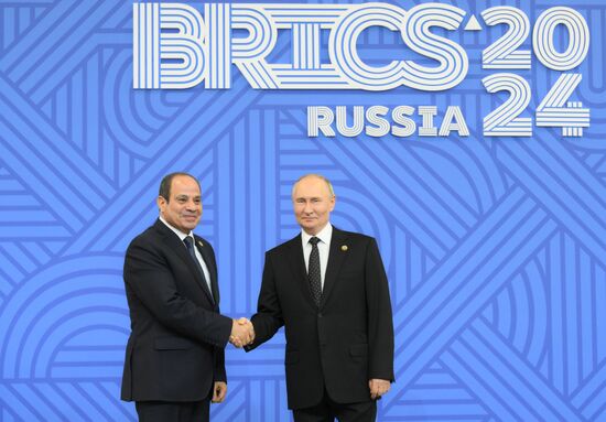 XVI саммит БРИКС. Церемония официальной встречи президентом РФ В. Путиным глав делегаций стран БРИКС 