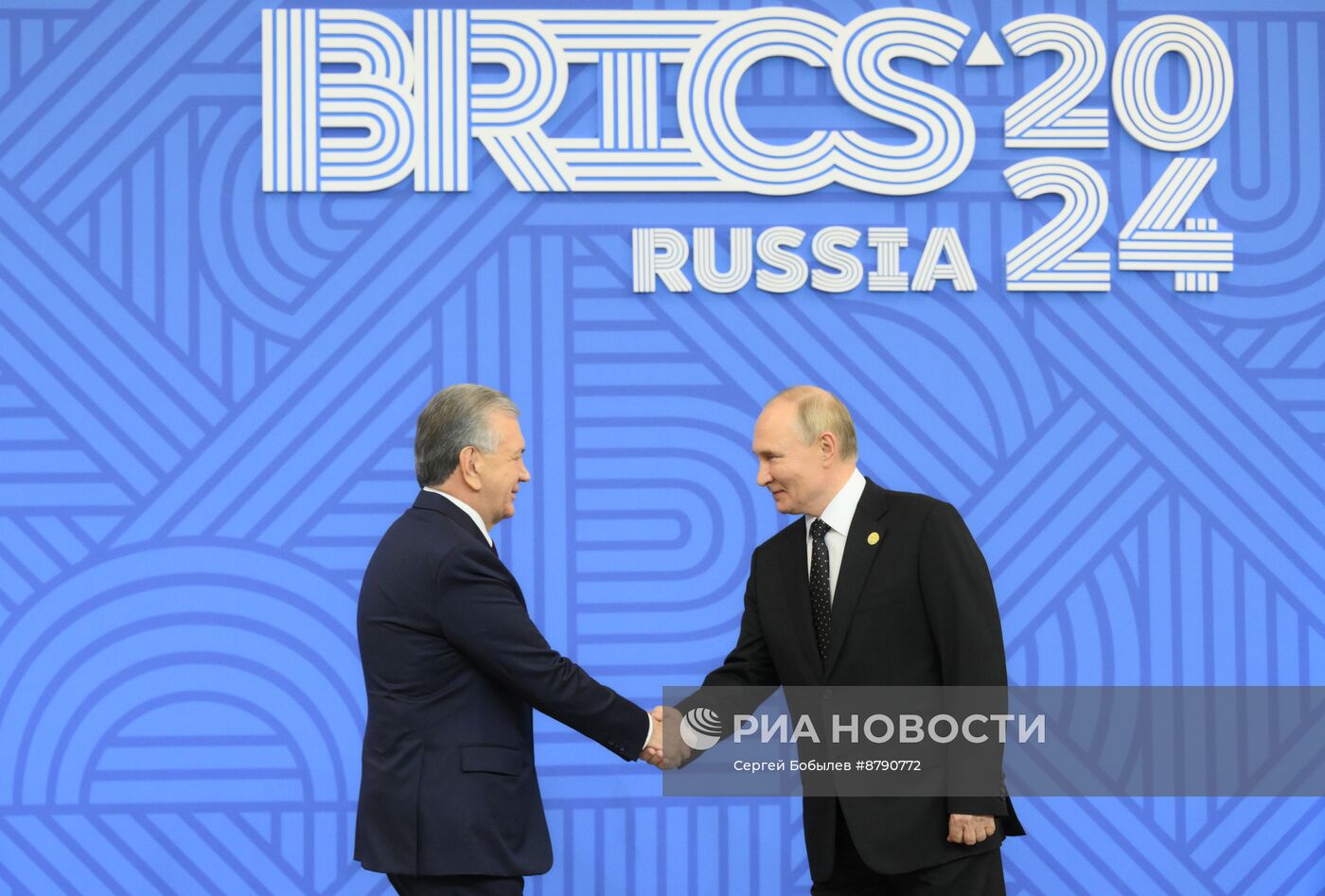 XVI саммит БРИКС. Церемония официальной встречи президентом РФ В. Путиным глав делегаций стран БРИКС 