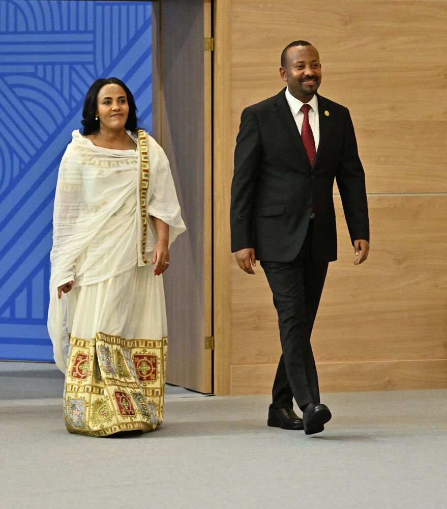 XVI саммит БРИКС. Церемония официальной встречи президентом РФ В. Путиным глав делегаций стран БРИКС 