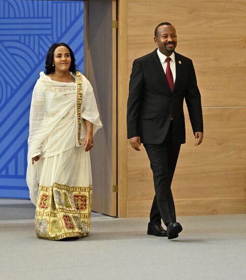 XVI саммит БРИКС. Церемония официальной встречи президентом РФ В. Путиным глав делегаций стран БРИКС 