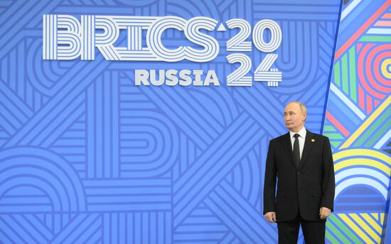 XVI саммит БРИКС. Церемония официальной встречи президентом РФ В. Путиным глав делегаций стран БРИКС 