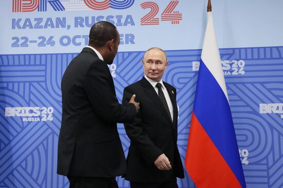 XVI саммит БРИКС. Встреча президента РФ В. Путина с премьер-министром Эфиопии А. А. Али