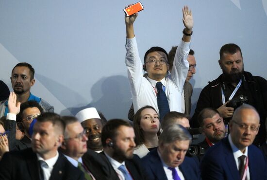 Журналисты во время пресс-конференции президента РФ Владимира Путина в рамках XVI саммита БРИКС в Казани. Место: Россия, Республика Татарстан, Казань. Автор: Александр Кряжев. XVI саммит БРИКС. Пресс-конференция президента РФ Владимира Путина