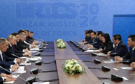 XVI саммит БРИКС. Встреча президента РФ Владимира Путина и премьер-министра Вьетнама Фам Минь Тиня