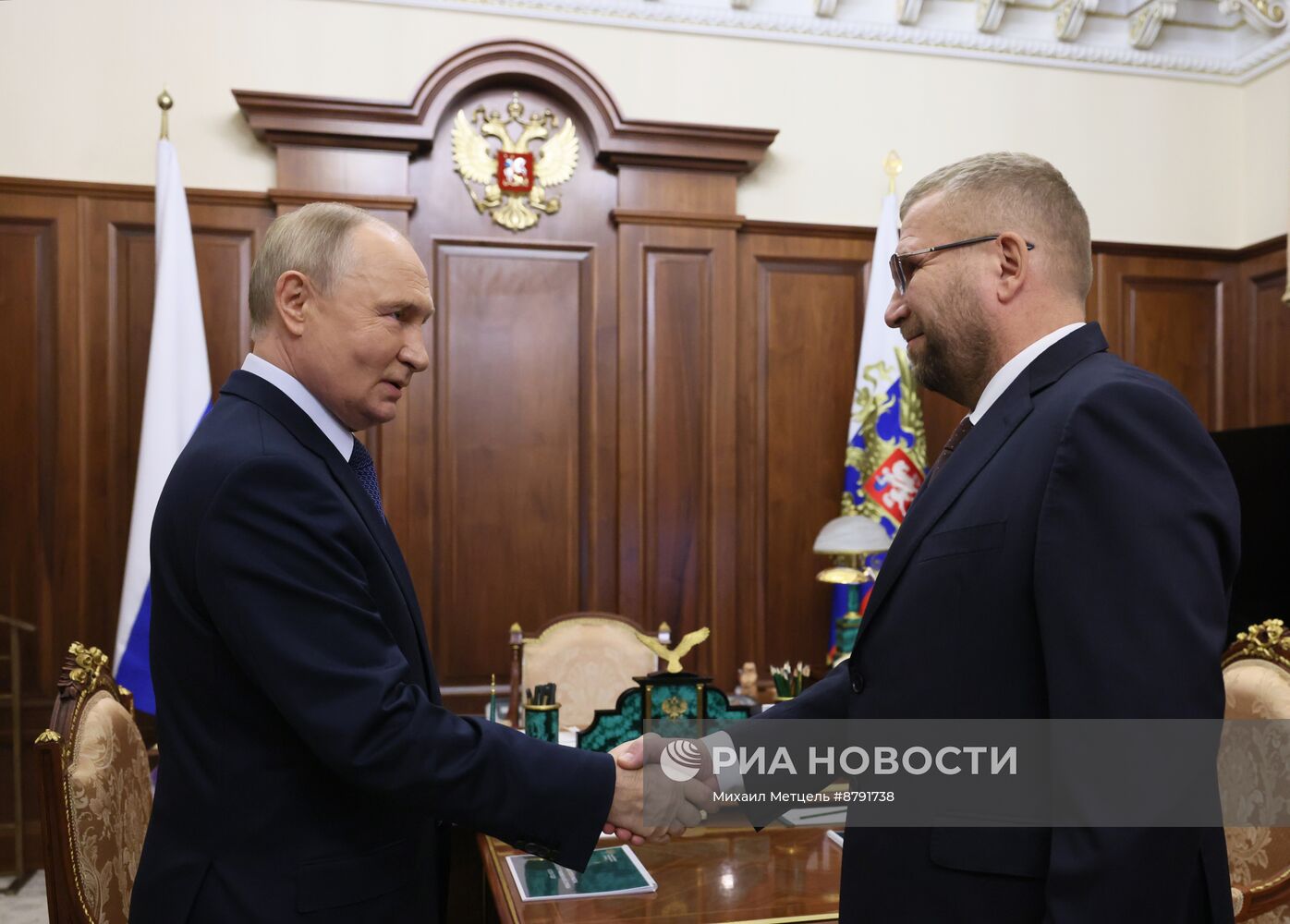 Президент РФ Владимир Путин провел встречу с главой ФТС Валерием Пикалевым