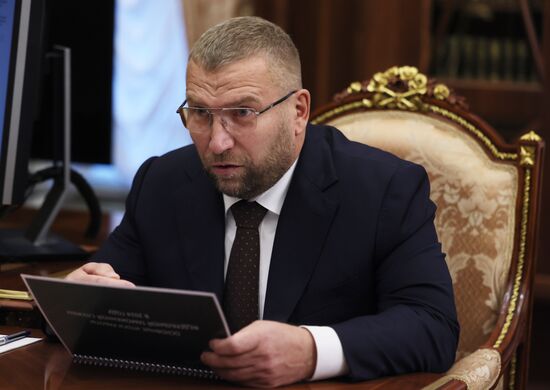 Президент РФ Владимир Путин провел встречу с главой ФТС Валерием Пикалевым